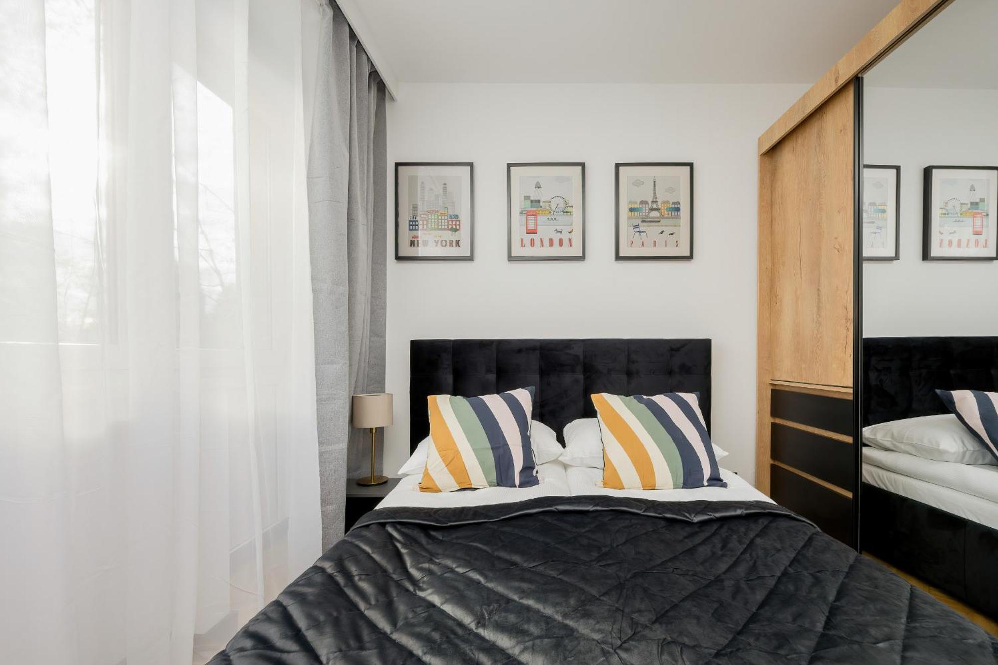 Modern Black & Wooden Apartment Warsaw Near The Airport By Noclegi Renters Exteriér fotografie