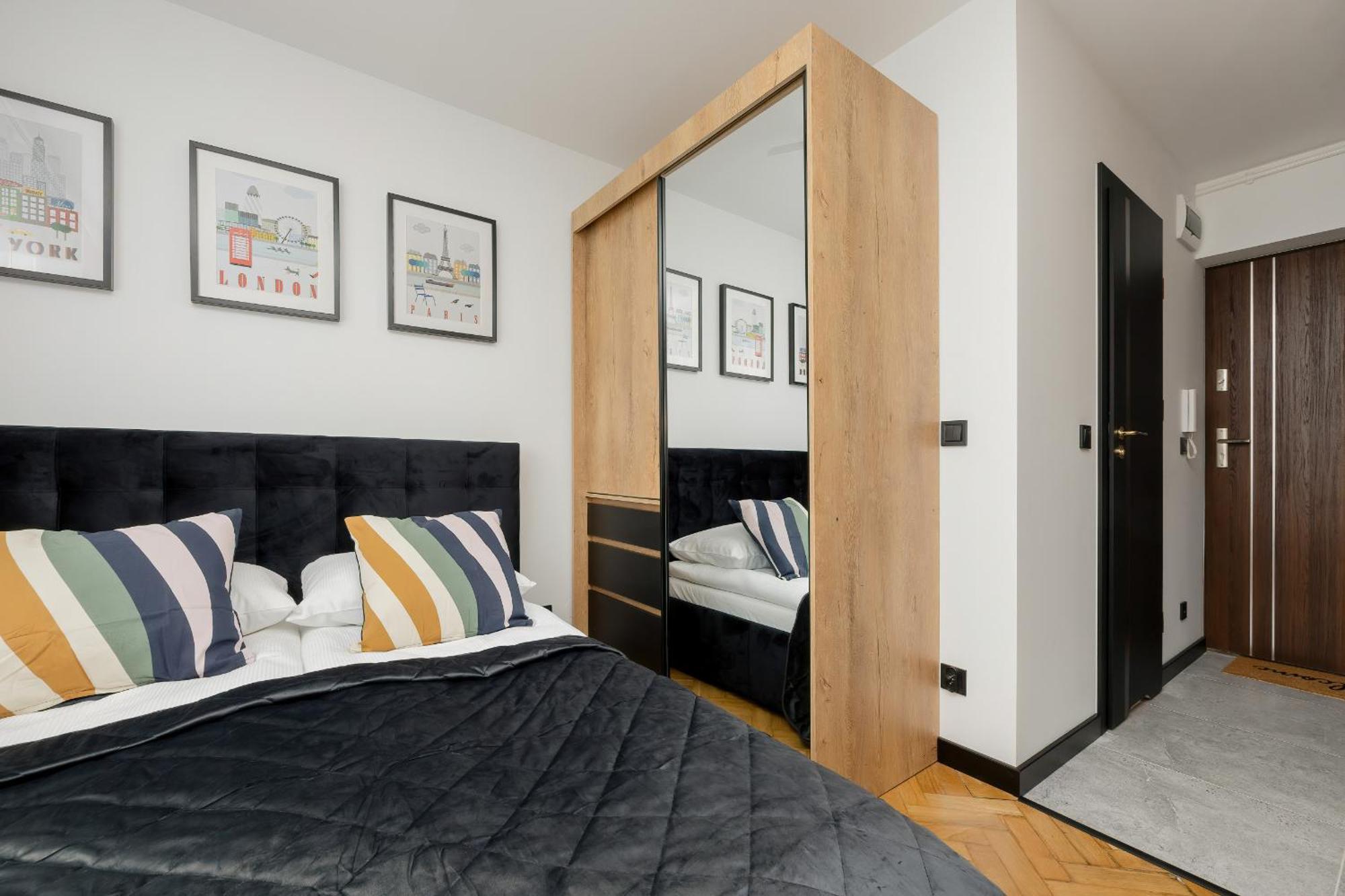 Modern Black & Wooden Apartment Warsaw Near The Airport By Noclegi Renters Exteriér fotografie