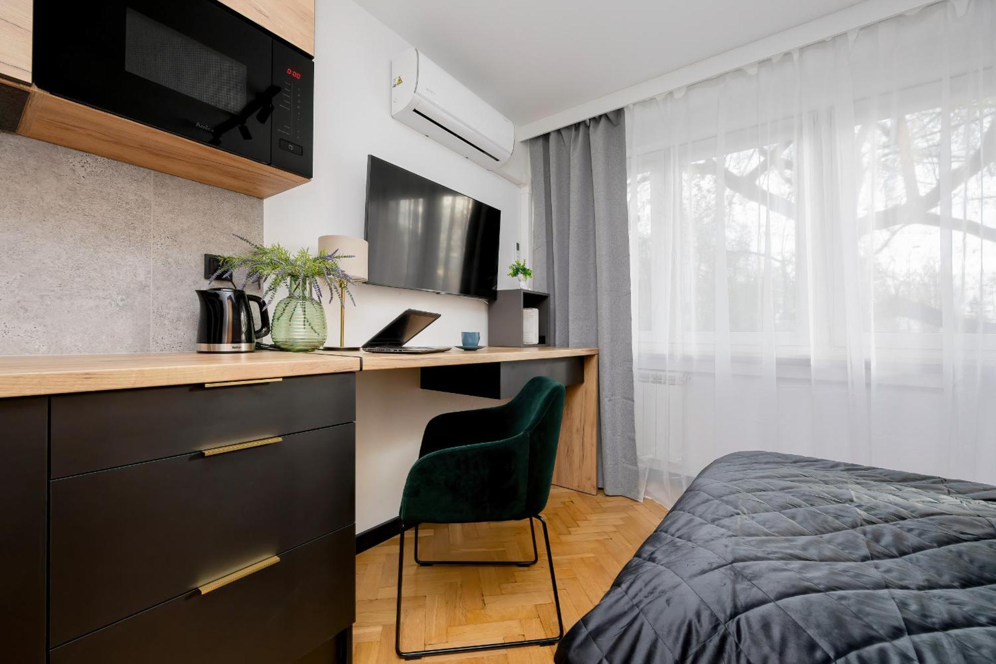 Modern Black & Wooden Apartment Warsaw Near The Airport By Noclegi Renters Exteriér fotografie